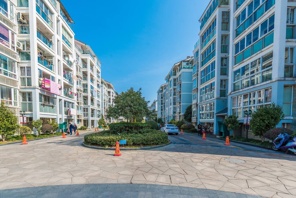 小区门岗(这边可以左转到家)