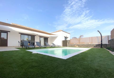Top Airbnb: Villa Hermana - private pool and large terrace in La Oliva