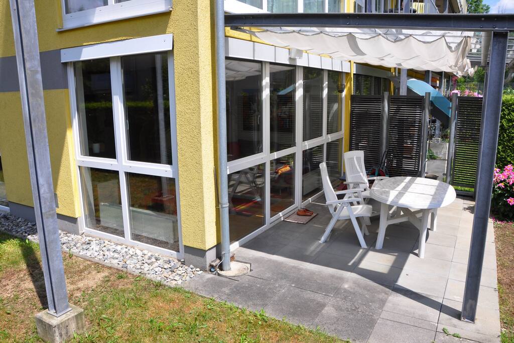 Beschattete Terrasse im EG