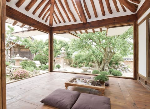 Stone Lantern House Master Room + Grand Chamber Private House Woljeonggyo Night View (200-year-old H