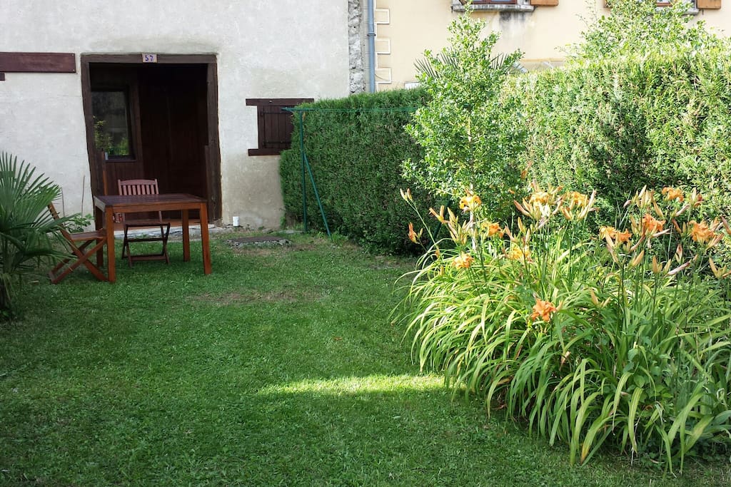 Le jardin et l'entrée du gîte