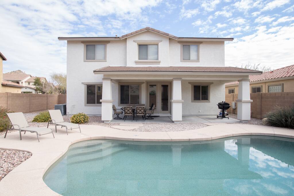 Private Pool, 6-seat Patio Table and Holland Grill to enjoy in your backyard