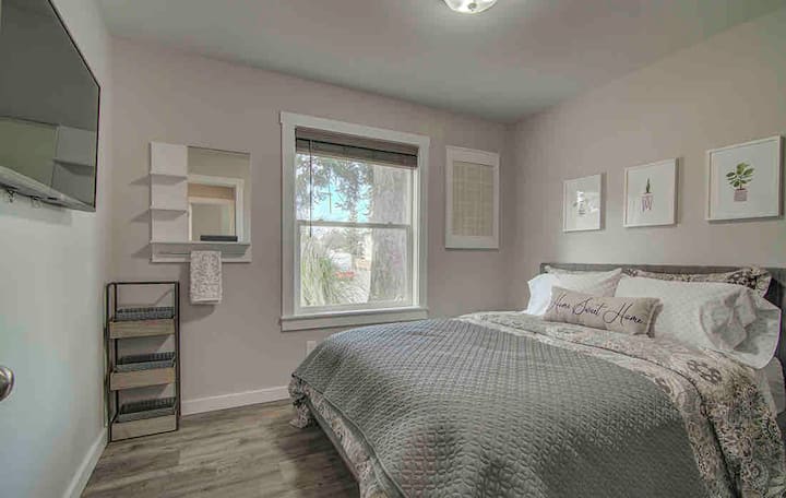 غرفة نوم جميلة ، مرتبة مريحة ، تلفزيون في غرفة النوم