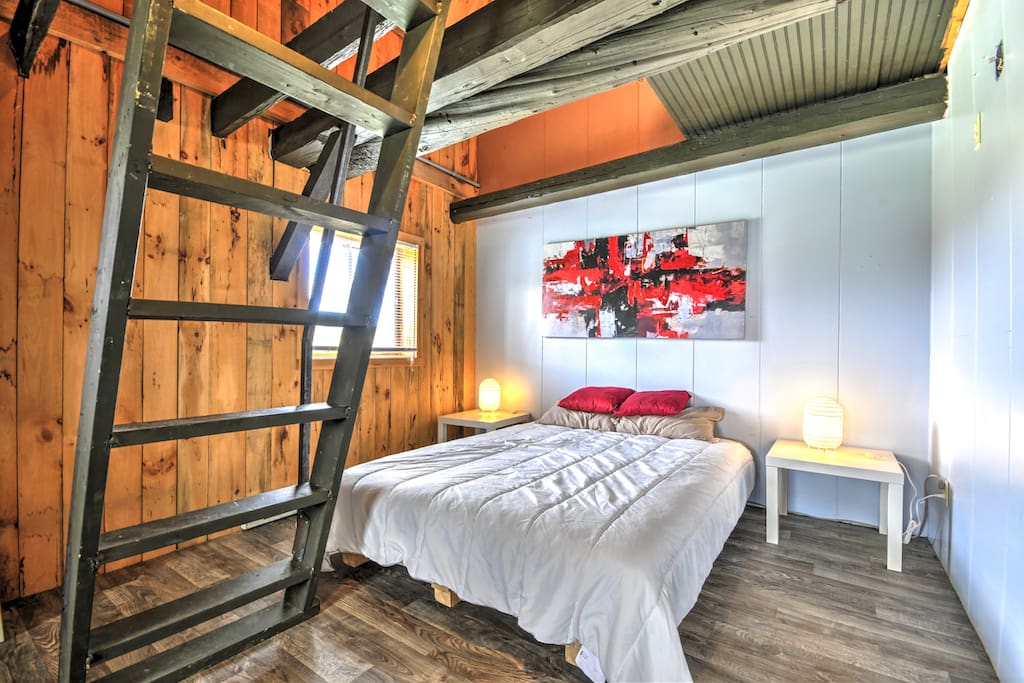2nd Bedroom with queen size bed