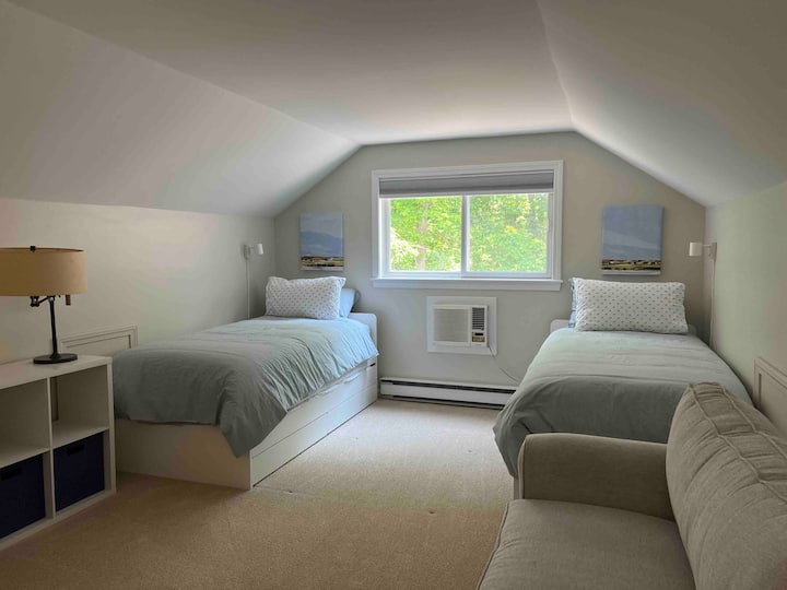 3つ目の寝室（ロフト）には、ツインベッド2台、トランドルベッド1台、ソファベッドがあります。4名様までご宿泊いただけます。