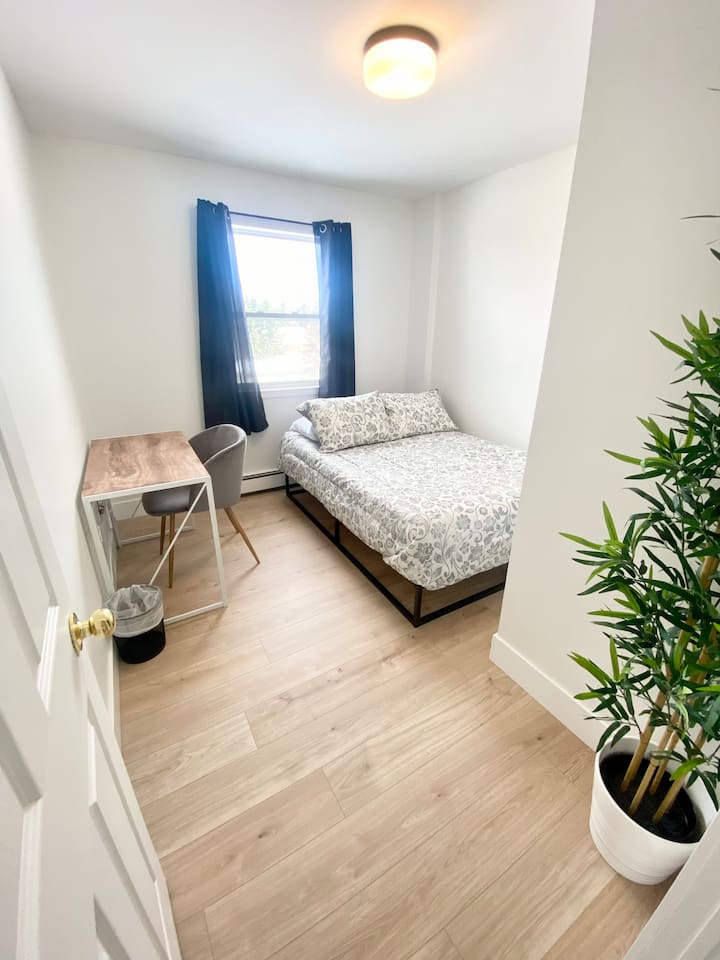 Tercer dormitorio
Cama doble + Escritorio y silla 