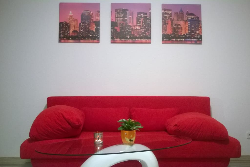 Sofa und moderner Glastisch