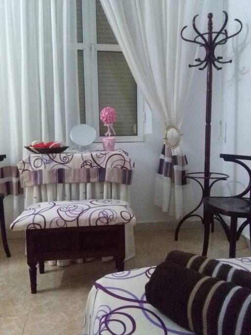 Mesa auxiliar preparada para entrada