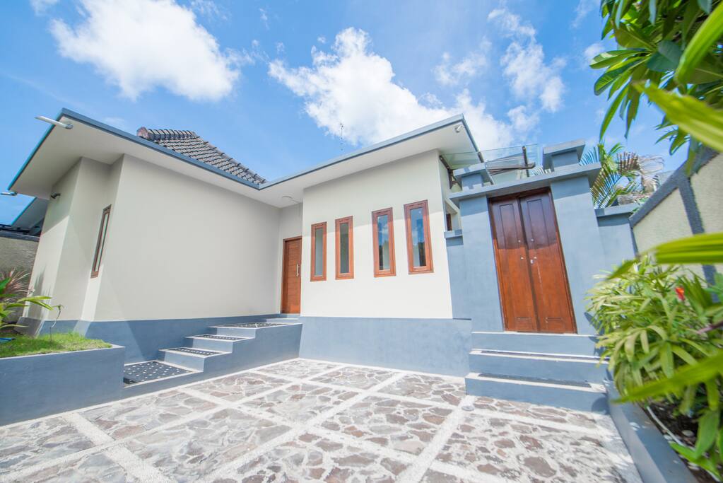 Large private parking area and entrance to house