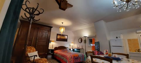 Quiet, comfortable studio. Downtown parking.