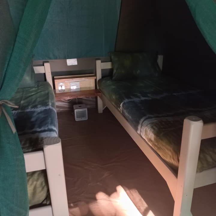 Vista del interior de una de las tiendas de campaña (cada tienda está equipada con una fuente de alimentación y lámpara de cama)
