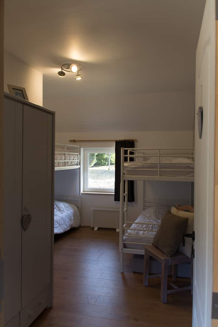 Slaapkamer 2: stapelbed 90 x 200 cm + stapelbed 80 x 200 cm