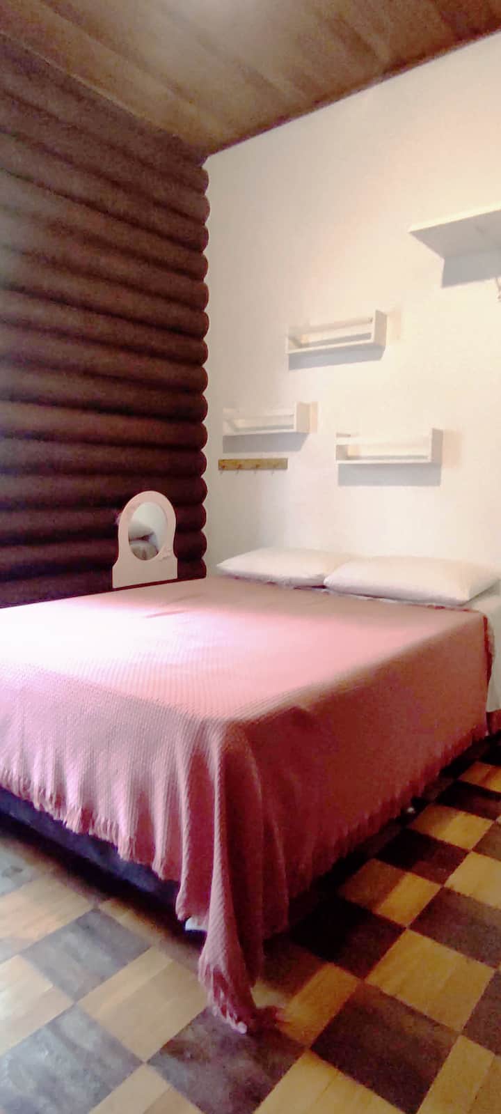 Dormitorio 2 - Cama doble con ventiladores de techo.