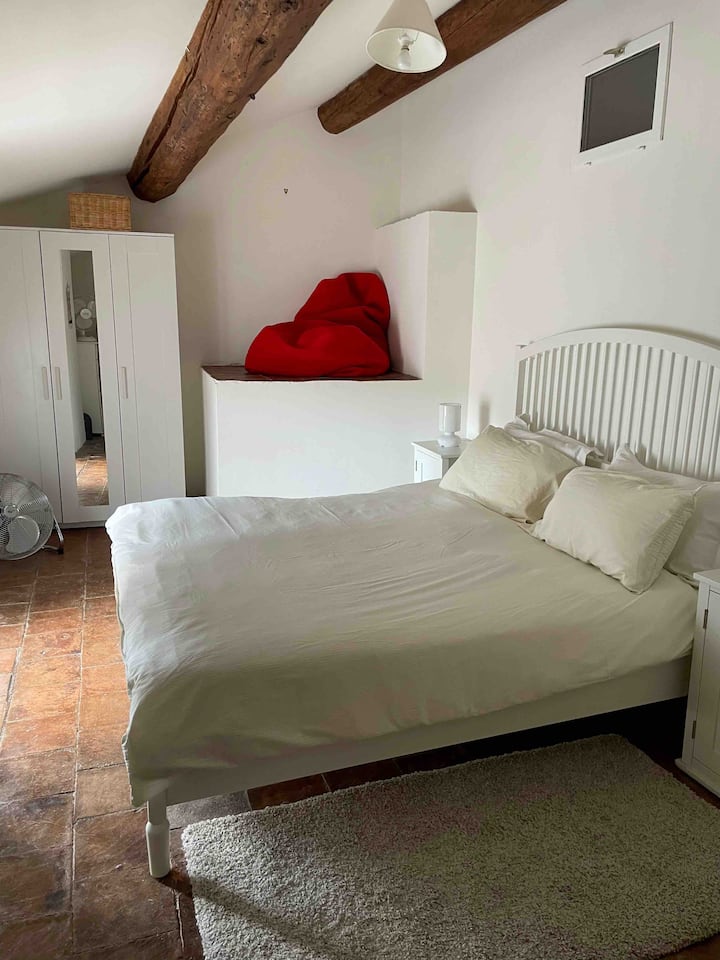 Habitación 1 con cama matrimonial en planta alta.
