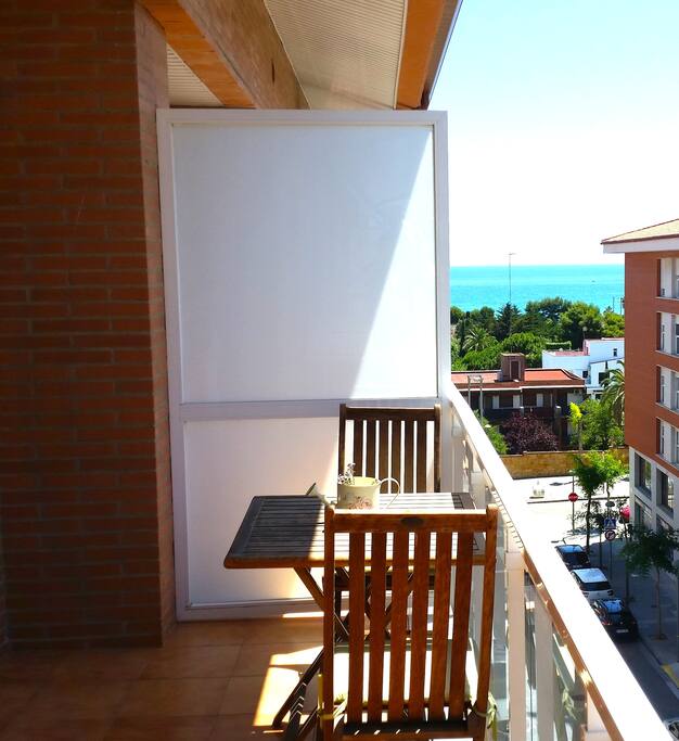 Balcón con vistas al mar.