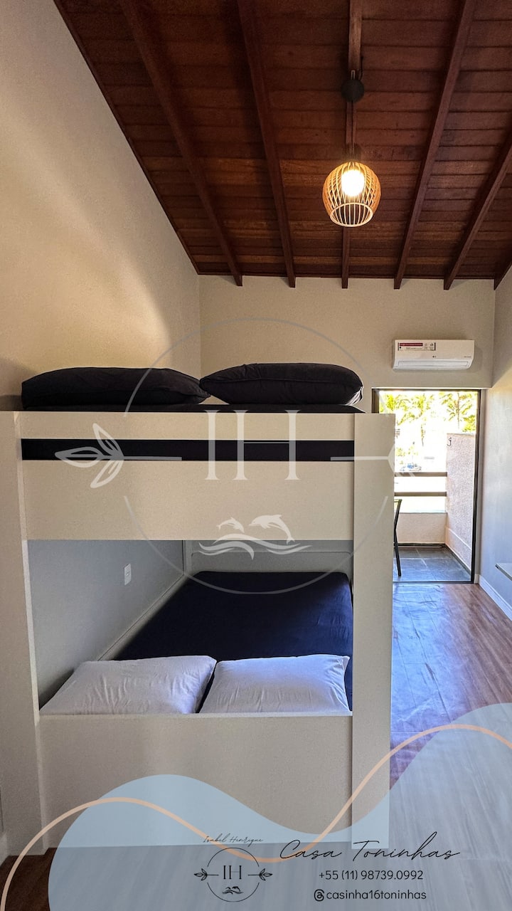 2张双人床（双层床-柔软的床垫）、橱柜、桌子、空调和带椅子的阳台