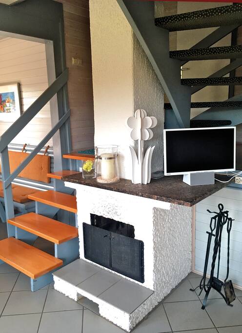 Wohnzimmer mit Kamin und TV