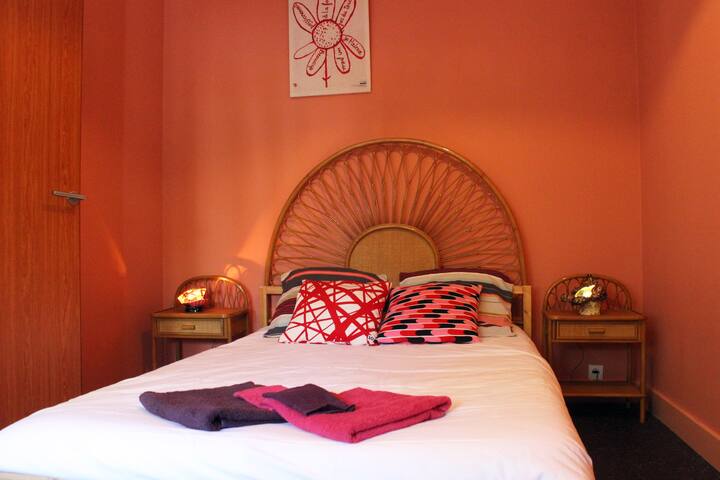 La chambre rose, grand lit deux places.