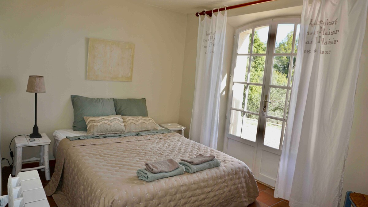 غرفة نوم ، سرير مزدوج. أبواب إلى الشرفة. في الطابق السفلي.