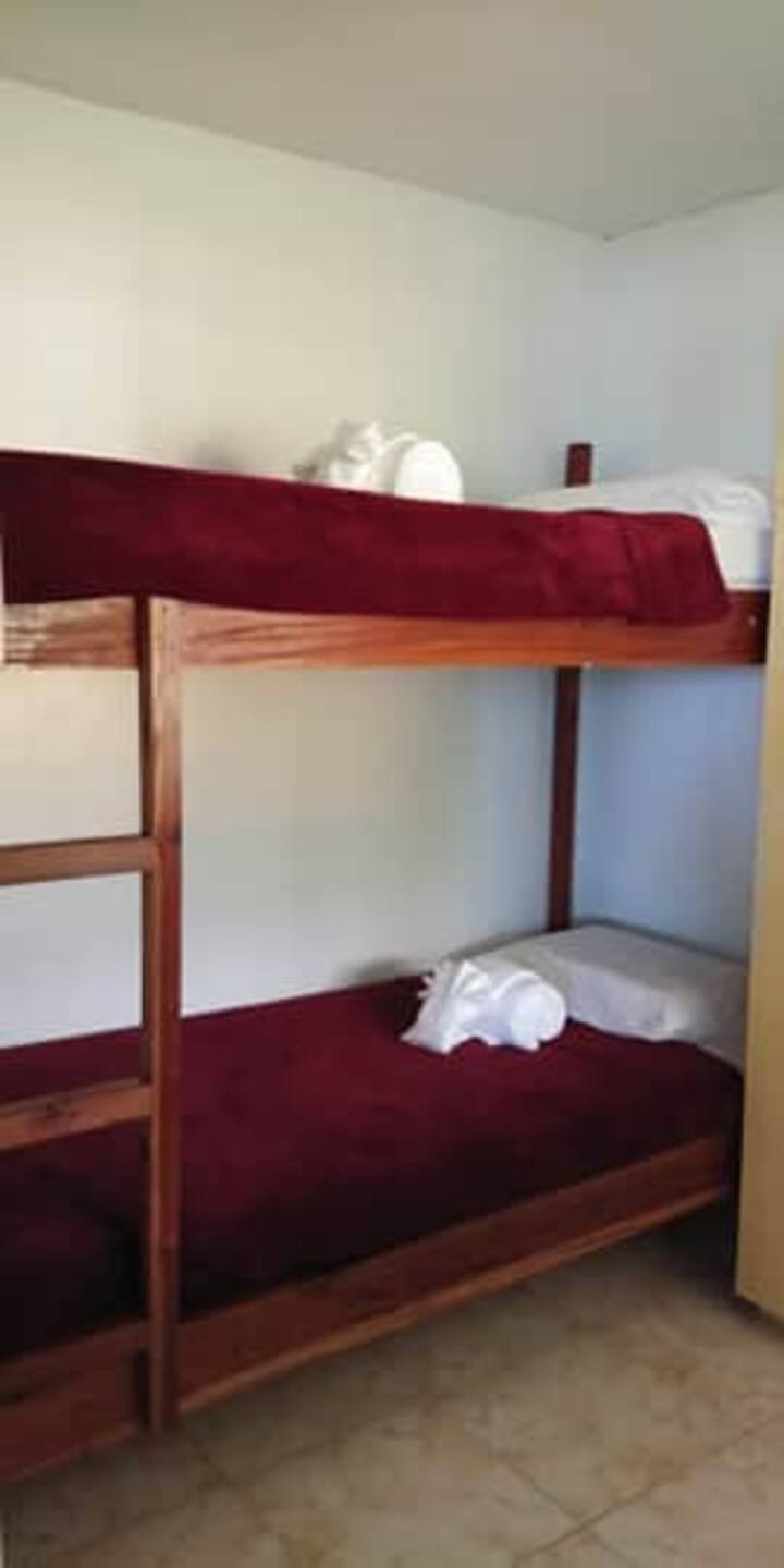 Საძინებელი 2 ორსართულიანი საწოლებით