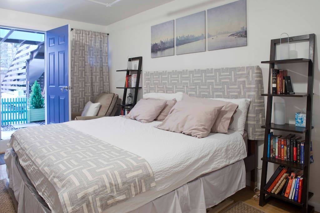 Bedroom accomodates King + 1 Twin bed