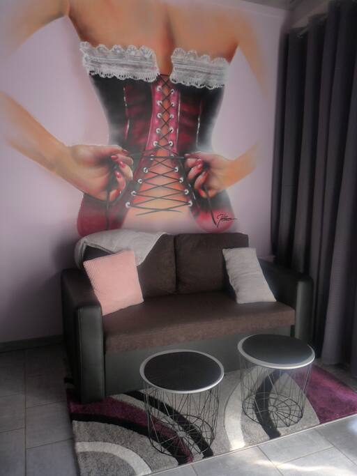 RDC, salon comprenant un canapé 2 places et une table basse
