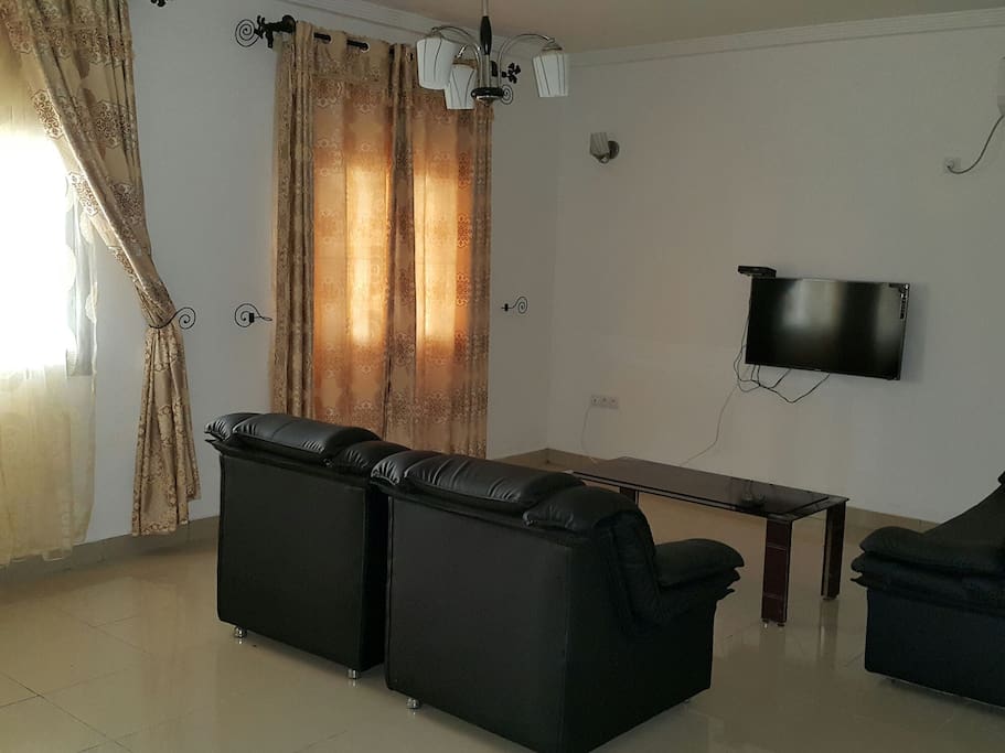 Salon en cuir avec TV40" + canalsat + wifi
