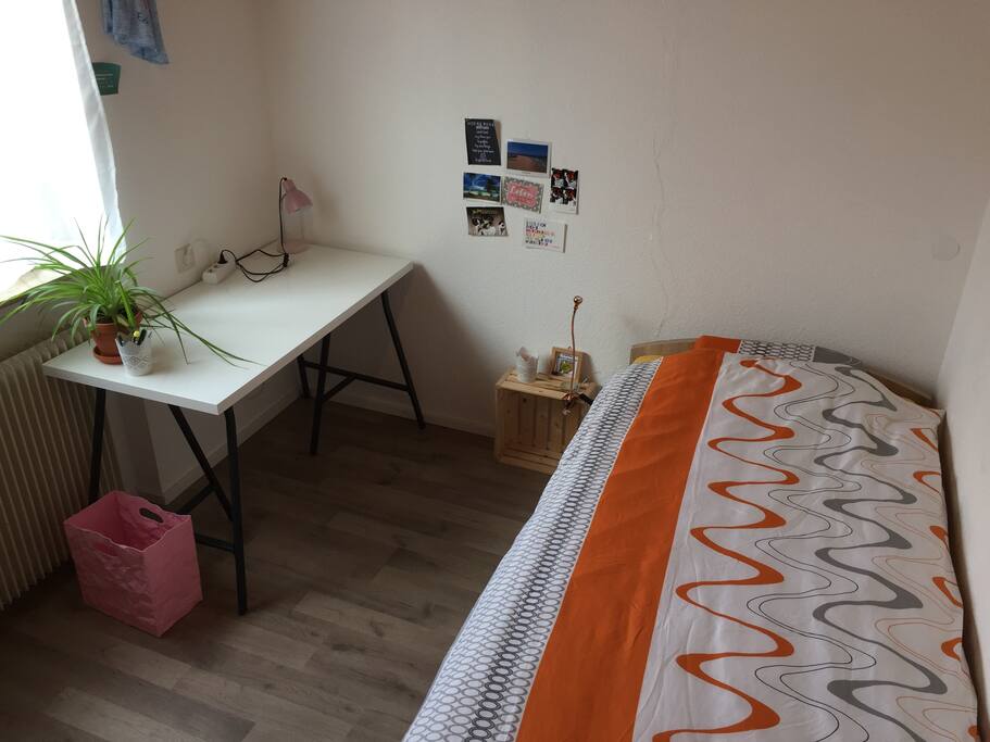 Dein helles Zimmer mit Bett und Schreibtisch.