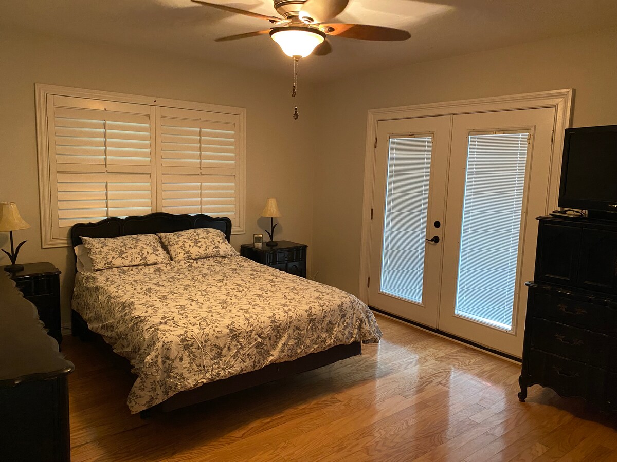 غرفة نوم تضم سرير كوين 