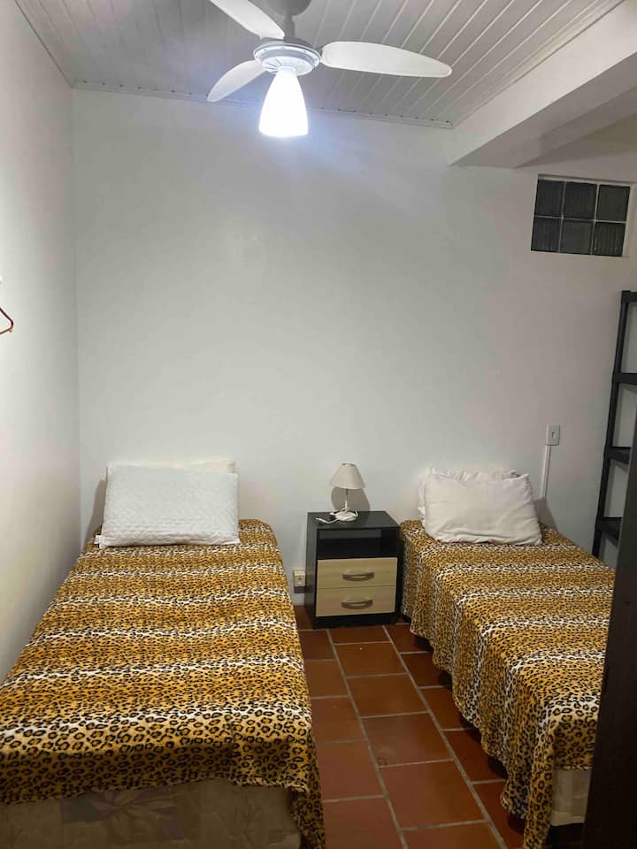 חדר 02, עם 02 מיטות יחיד, מאוורר תקרה ומדפים לבגדים