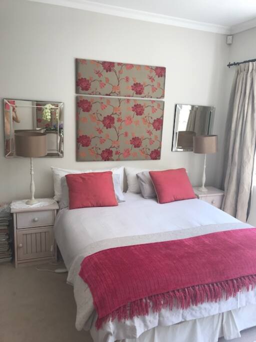 Ultra comfortable queen size bed. Crisp sheets