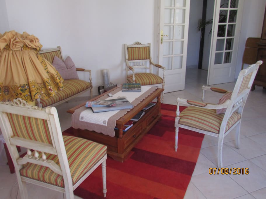 Mobilier et décoration réalisés pour la plupart à la main.