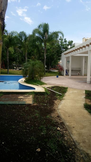 Communal gardens with swimming pool / Jardines comunes con alberca