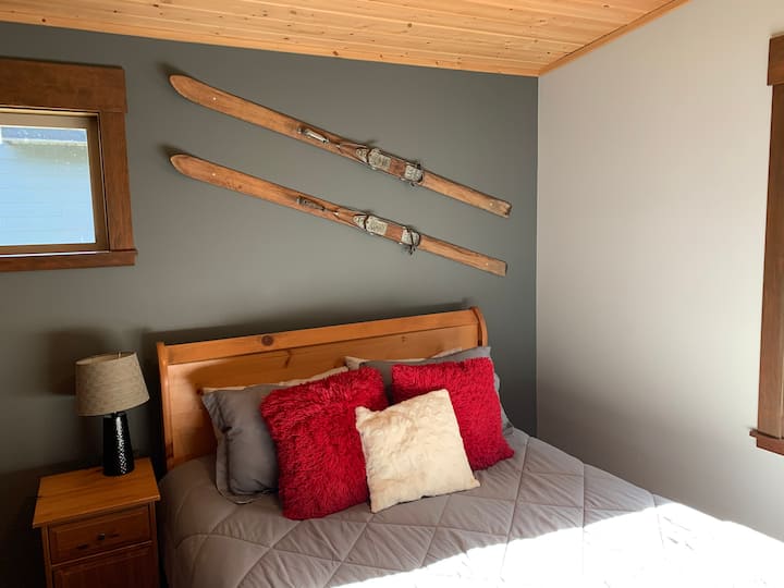 Lit queen size dans la deuxième chambre principale
