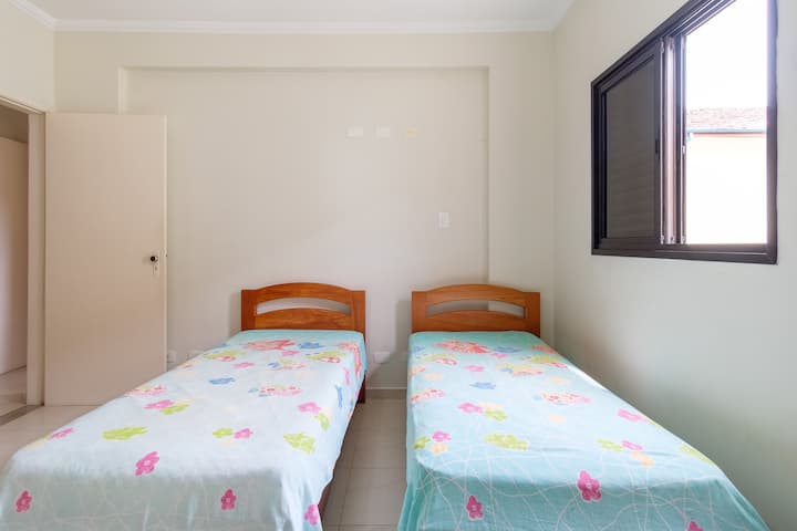 第二间套房。 全新空调、吊扇、电视和连接天空电器、带安全网的窗户。