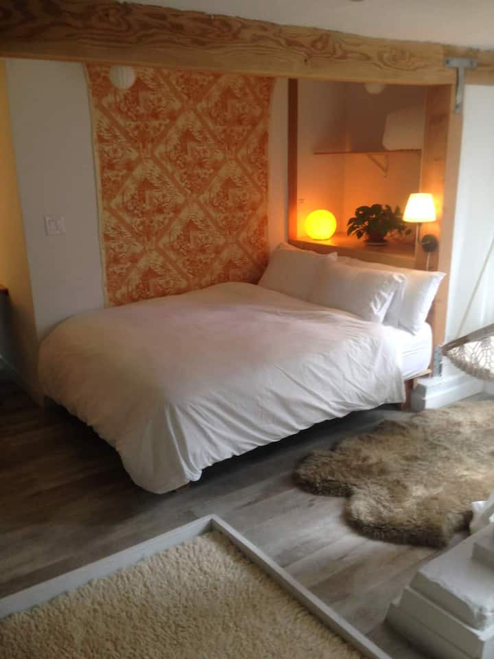 Queensize-Bett mit Blick aus der Küchenzeile