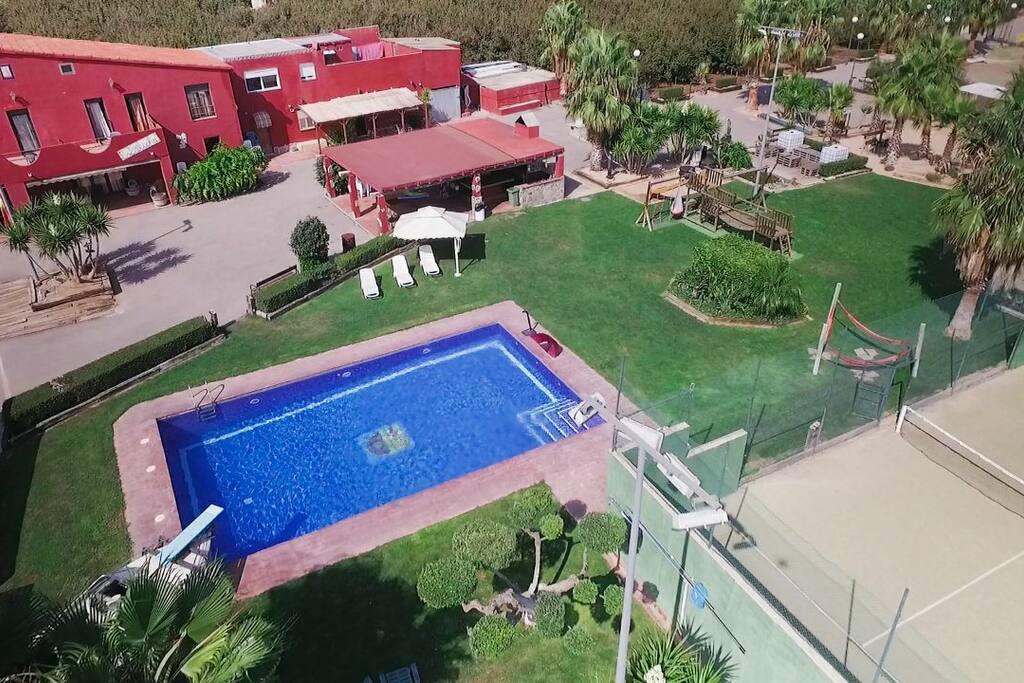 vista aérea piscina, jardín y barbacoa