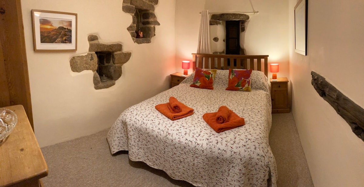 Veľká spálňa so šatníkom a zásuvkami.