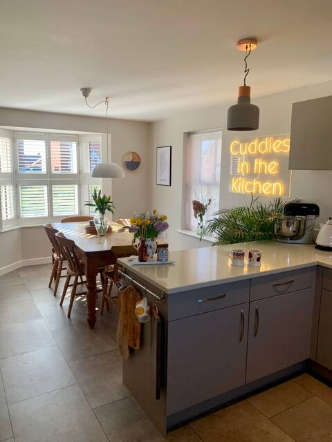 3 Bed house, perfect for Grand Prix/Moto & Classic