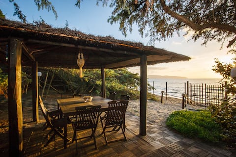 Beach House Giannella w/ direct access to the sea