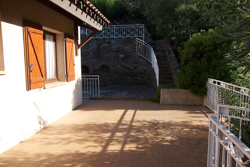 Terrasse et escalier donnant sur le parking