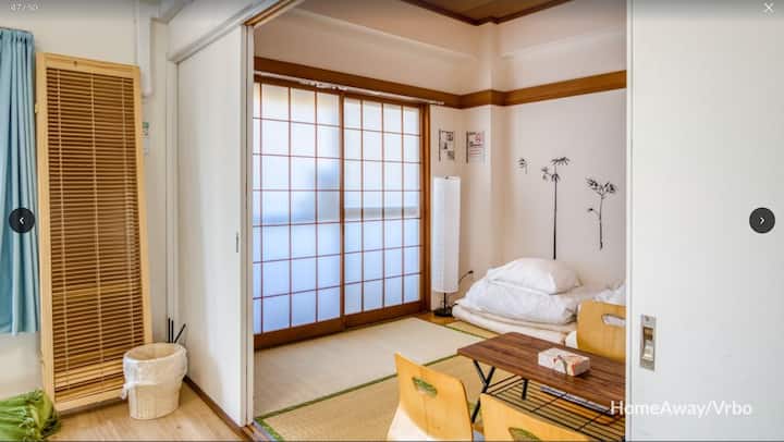 חדר טטאמי בסגנון יפני מרוהט ומעוצב כדי ליצור אווירה מסורתית יותר. יש מקום לשלושה אנשים, עם מיזוג אוויר וחלון גדול שנפתח למרפסת. 