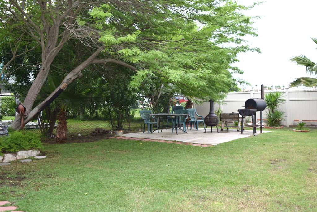 Pelican House-Back Yard