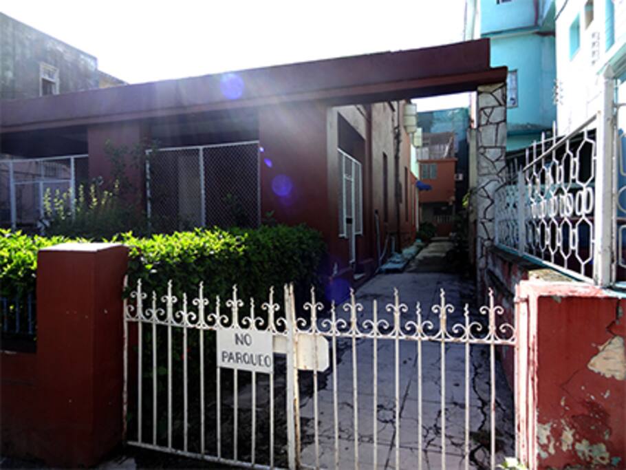 Entrada del departamento, Vedado, La Habana