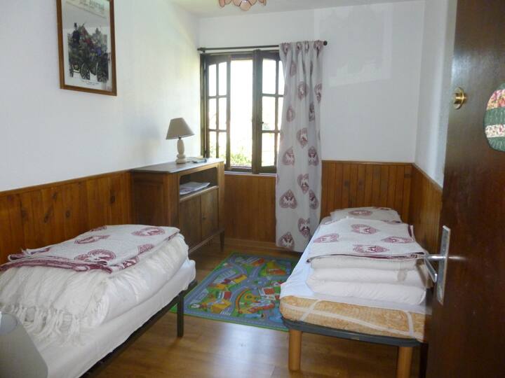 חדר שינה עם 2 מיטות יחיד. קומה 2.