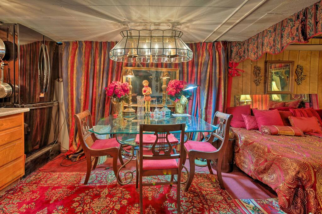 This charming basement unit comfortably sleeps 4 and is filled with vibrant decor.