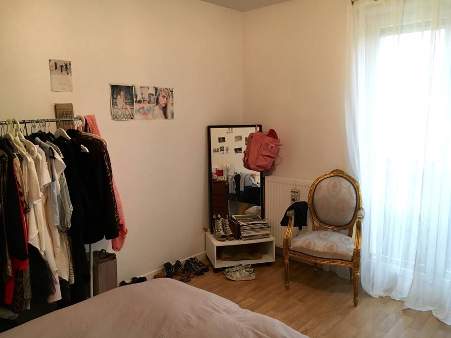 Double bed in huge and bright room 10mins car from Disneyland