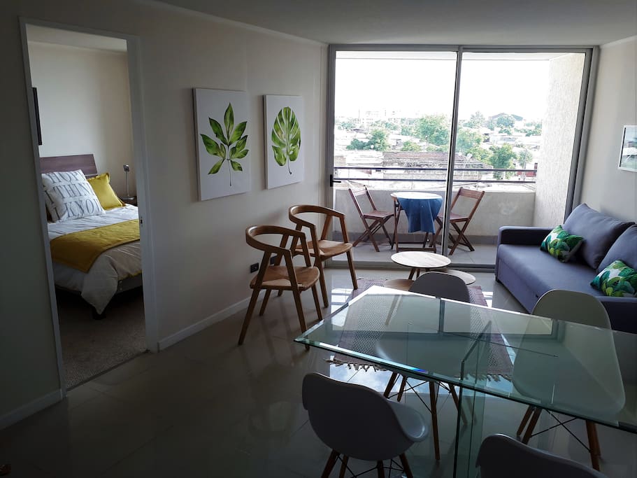 Encontrará un departamento tranquilo y muy cómodo para disfrutar una grata estadía. El departamento es acogedor y funcional y se encuentra frente al Parque de los reyes que cuenta con 31 hectáreas de áreas verdes, transformadose en un maravilloso panorama cultural.