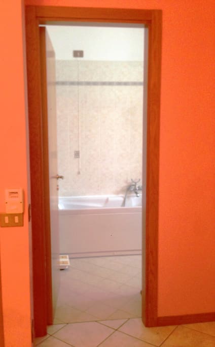 Bagno privato con vasca idromassaggio Jacuzzi.