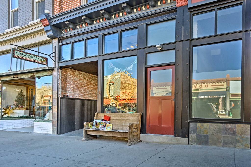 With 2 bedrooms and 2 bathrooms, this condo sleeps 5.